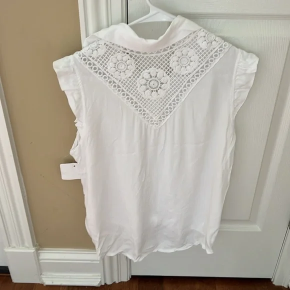 Pinup white sleeveless front knot blouse w/ crochet detail back.Italian fabric - Picture 3 of 6